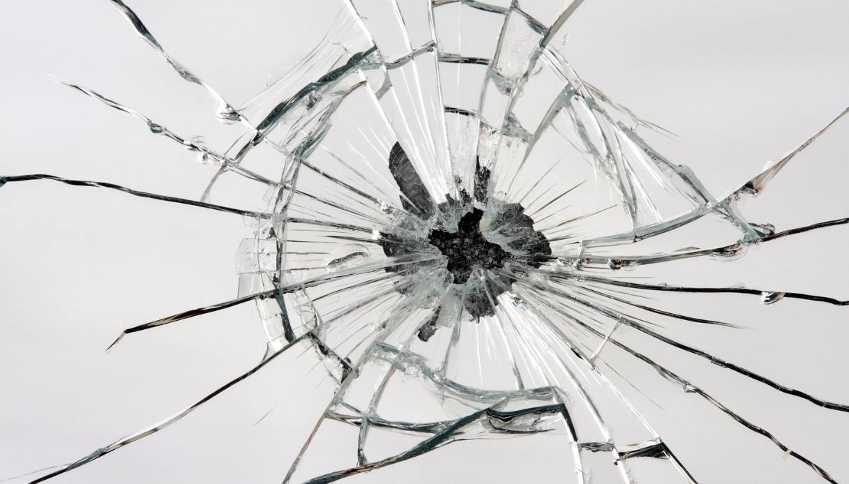 L'immagine di uno specchio che si rompe rappresenta la nostra normalità che si incrina, come nel delitto di Garlasco